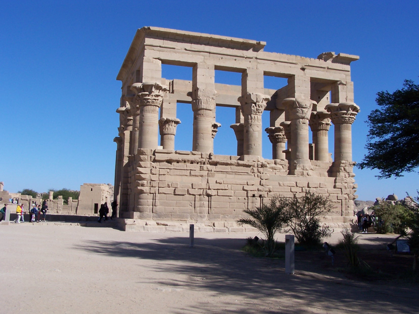 Le kiosque lev par Trajan servait de reposoir  la barque sacre de la desse Hator